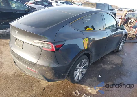 2024 Tesla Model Y Long Range Dual Motor All-Wheel Drive z USA, uszkodzony, nr VIN 7SAYGDEE1RA226024